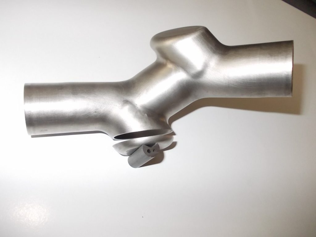 Automotive – Durch Innenhochdruck geformtes Rohr Ausführung geschweißt Abmessung 35 x 1,8 mm Werkstoff CrNi. Schnittstellen nicht nachbearbeitet.