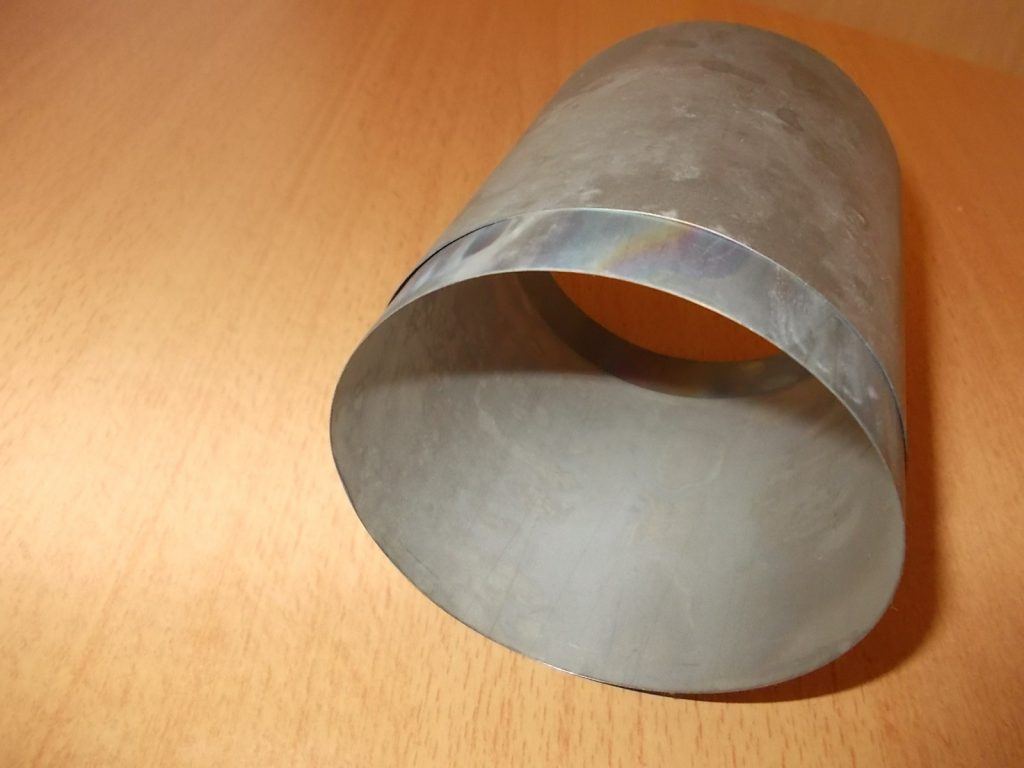 AERO-Technik – Rohr doppelwandig Werkstoff Titan Abmessung AD 90 mm Wanddicken 0,2 mm. Schnittfläche nicht nachbearbeitet.